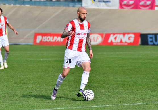 Il centrocampista forlivese Carlo Ilari in azione