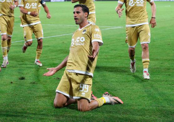 L’esultanza di Gianluca Frabotta per la doppietta realizzata sul campo dello Spezia (foto Rega)