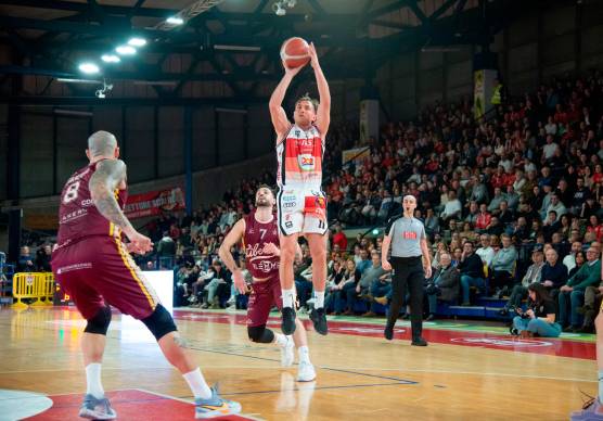 Davide Denegri, qui in regular season contro Livorno, resta la principale arma offensiva della Dole attesa alla prima partita “dentro o fuori” foto tommaso morosetti