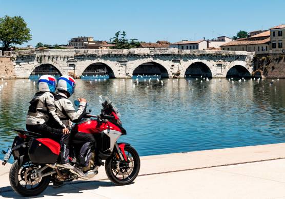 In moto lungo la Valmarecchia: 70 km di curve da Rimini alle sorgenti