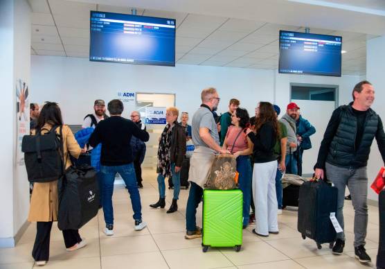 Turisti all’aeroporto Fellini di Miramare