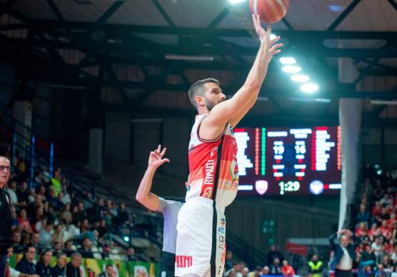 Il 37enne capitano biancorosso Giovanni Tomassini autore domenica a Torino dell’ennesimo canestro decisivo della sua carriera foto morosetti