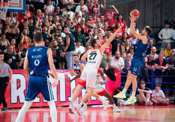 Matteo Fantinelli al tiro, marcato da Alessandro Simioni