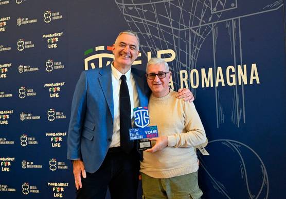 Pietro Neri, padre di Andrea, Fulvio e Livio, premiato da Andrea Serri