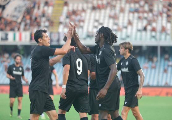 Dimitri Bisoli festeggia Xavello Druiventak dopo il gol dell’1-0 (Zanotti)