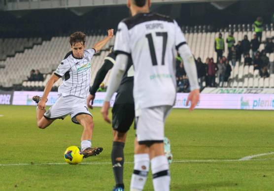 Matteo Francesconi al tiro: Daffara gli negherà il 2-0 (foto Zanotti)