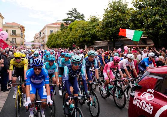 Giro d’Italia, il passaggio alla ferrovia di Cervia con precedenza al...treno / VIDEO