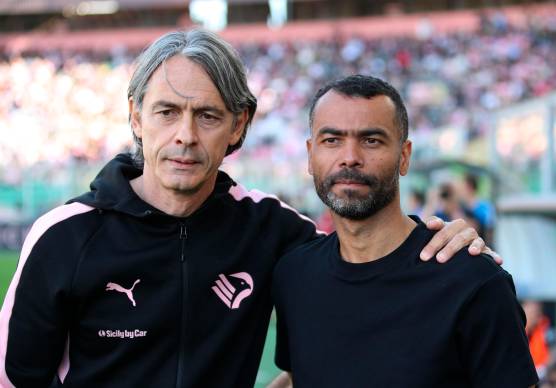 Filippo Inzaghi e Ashley Cole prima della palla al centro (Rega)