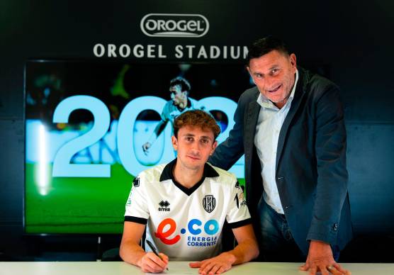 Tommaso Berti e Massimo Agostini al momento della firma del talento di Calisese fino al 2028