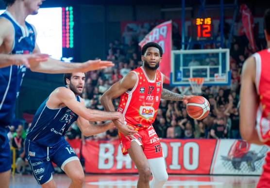 Mark Ogden è stato decisivo nel largo successo della Dole Rimini sulla Fortitudo Bologna (foto Morosetti)