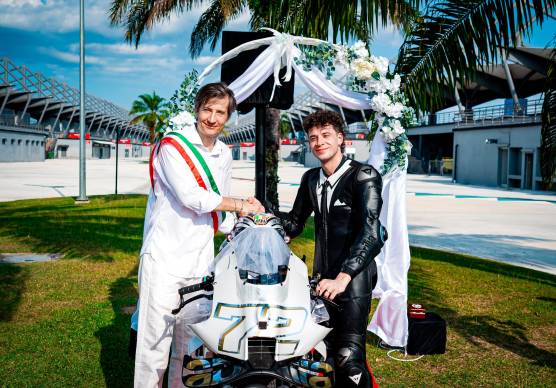 Marco Bezzecchi “sposa” la sua Aprilia in una ideale cerimonia celebrata da Massimo Rivola