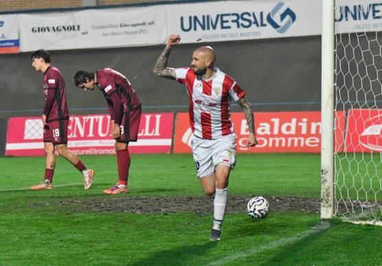Carlo Ilari festeggia il gol del 2-0 (Blaco)