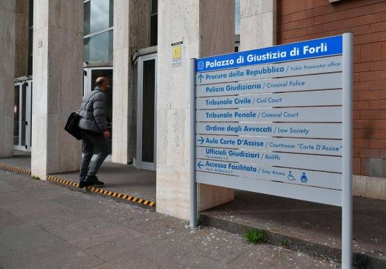 L’ingresso del Tribunale di Forlì