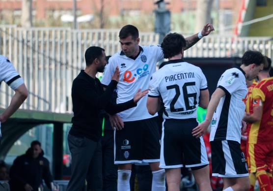 Ashley Cole a colloquio con i difensori centrali Giovanni Zaro e Matteo Piacentini (Zanotti)