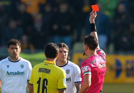 L’arbitro Madonia mostra il cartellino rosso ad Antonio Fiori (Rega)