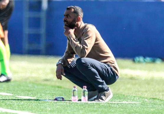 Un pensieroso Ashley Cole osserva la partita di Carrara (Rega)