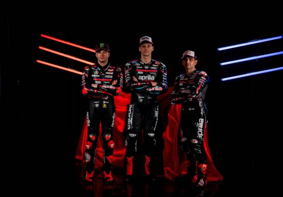 Lorenzo Savadori alla presentazione dell’Aprilia con Bezzecchi e Martin