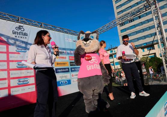 La mascotte del Giro Women sul palco di Cesenatico foto zanotti