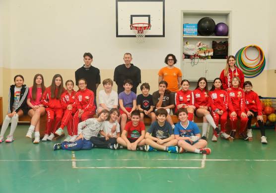 Sopra tutto il gruppo della succursale cesenate del Circolo Schermistico Forlivese con al centroil maestro Igor Efrosinin; a destra Beatrice Bertacchini e le campionesse d’Italia nella spada Bambine: Gaia La Biunda, Anita Gentili, Anita Casacci ed Elena Savadori fotoservizio gianmara zanotti