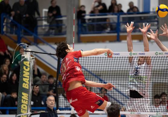 Un attacco di Manuel Zlatanov, protagonista di 30 punti (foto legavolley.it)