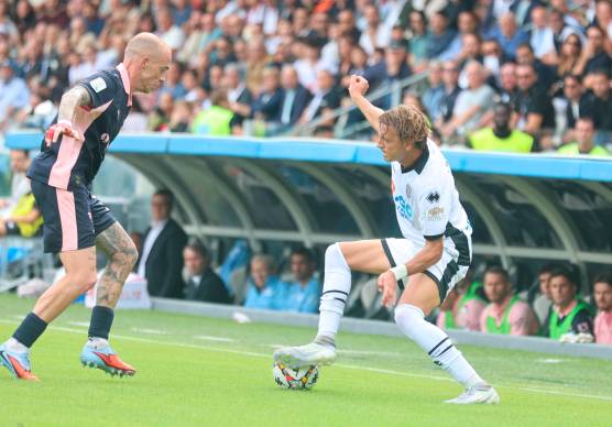 Riccardo Ciervo cerca di superare in dribbling Antonio Palumbo in Cesena-Palermo
