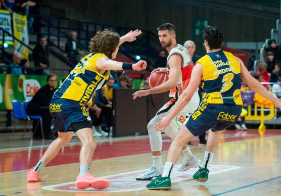 Il match-winner di gara5 a Pesaro, Giovanni Tomassini, nella partita di regular season contro la Gesteco Cividale, marcato da Alessandro Ferrari e Lucio Redivo foto tommaso morosetti