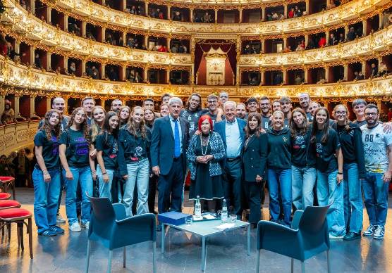 I familiari di Giuseppe Brusi e Julio Velasco al teatro Valli di Reggio Emilia