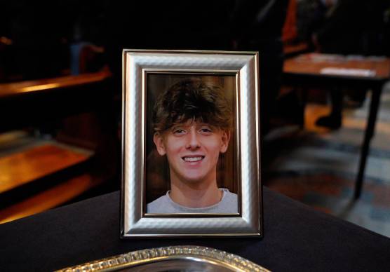 Oggi a Bologna si è celebrato il funerale di Giovanni Tamburi, il giovane rimasto vittima nel rogo di Crans-Montana