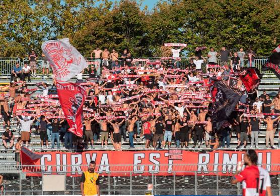 Un’immagine della curva Est dello stadio Romeo Neri di Rimini (foto TOMMASO MOROSETTI)