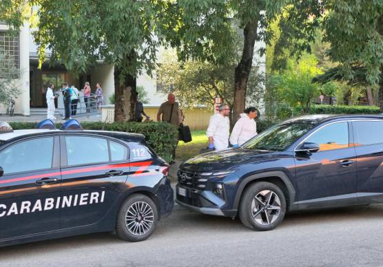 La scientifica dei carabinieri sul luogo del delitto di ieri in via Bellini a Imola