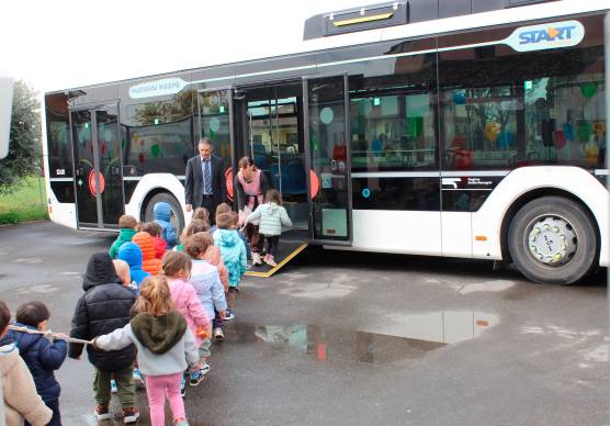 Cesena, Festa del Papà con sorpresa a Gattolino: babbo autista va a prendere la figlioletta all’asilo con il bus