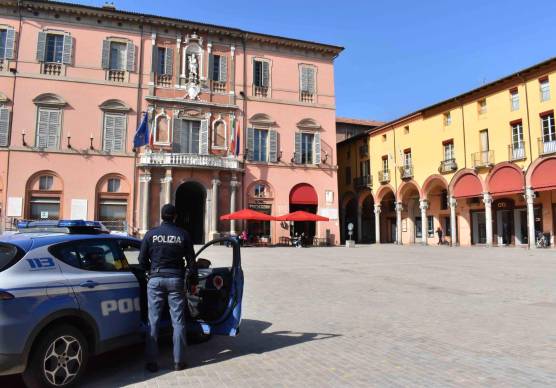 Imola, sorpreso a rubare nelle auto in sosta nella notte: denunciato un 18enne