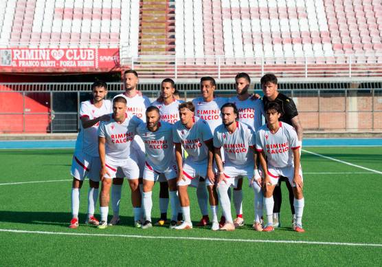 In alto l’undici iniziale del Rimini nell’amichevole contro il Lunano giocata ieri pomeriggio al Romeo Neri