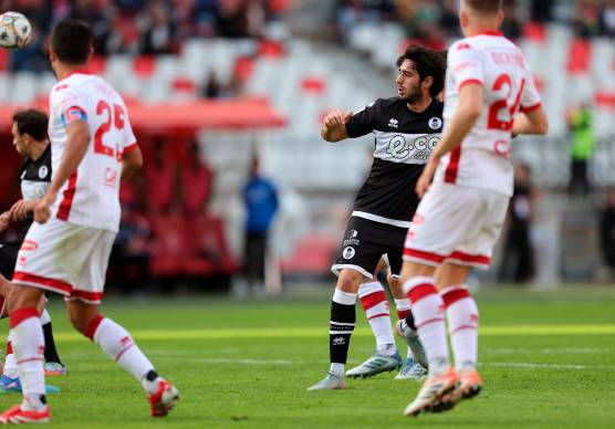 Cristian Shpendi nel corso del match perso a Bari, il primo senza gol realizzati (Rega)
