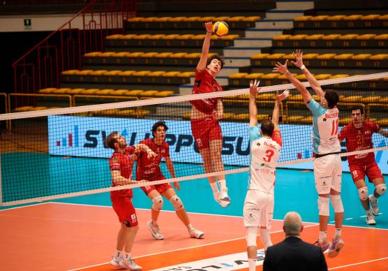 Un attacco del centrale giallorosso Nicolò Ciccolella a Catania (legavolley)