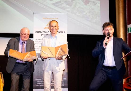Il ceo Loris Zanelli mentre ritira un riconoscimento dalle mani di Salvatore Limuti fondatore del premio Agorà e Walter Klinkon conduttore della serata.