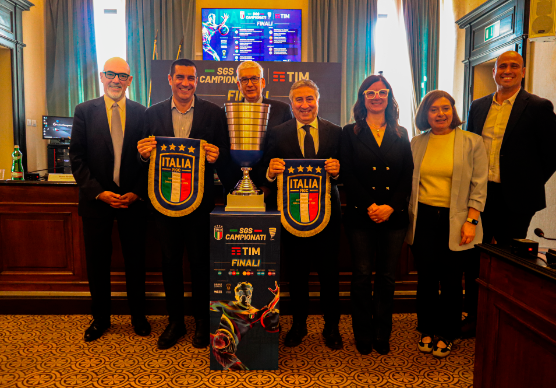 Da sinistra: il segretario generale FIGC Marco Brunelli, il presidente della Regione Emilia Romagna Michele de Pascale, il presidente nazionale del Settore Giovanile e Scolastico FIGC Vito Tisci, Il Commissario straordinario del Comune di Cervia Michele Formiglio, l’assessora regionale a Turismo Commercio e Sport Roberta Frisoni, l’assessora allo Sport del Comune di Santarcangelo di Romagna Angela Garattoni, il sindaco di Bellaria-Igea Marina Filippo Giorgetti