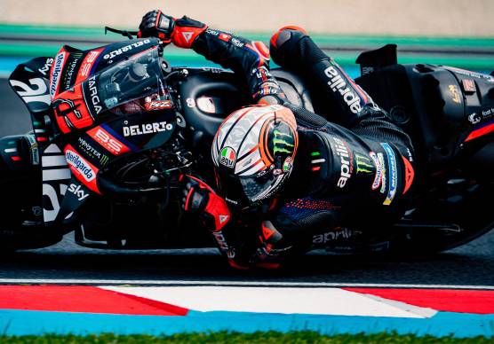 Marco Bezzecchi durante le primissime fasi del Gran Premio di Ungheria prima che venisse buttato fuori pista dal “fuoco amico” di Martin