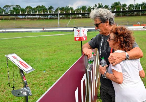 Papà Paolo e mamma Rossella alla curva dove il Sic perse la vita il 23 ottobre di 15 anni fa