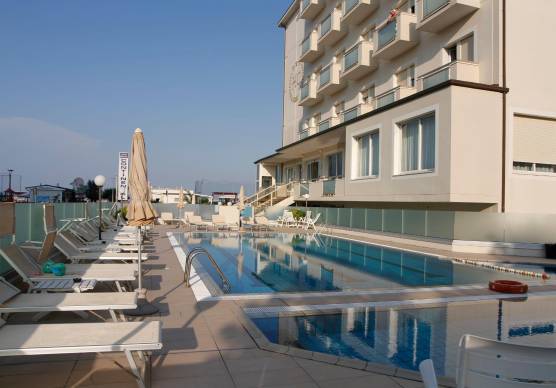 La zona piscina dell’hotel