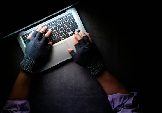 Forlì, usa falsi profili femminili per adescare minorenni: agli arresti domiciliari per materiale pedopornografico