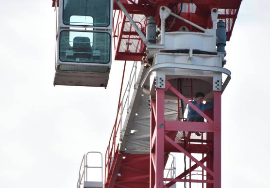 Il 27enne sulla gru nel cantiere ai Portici