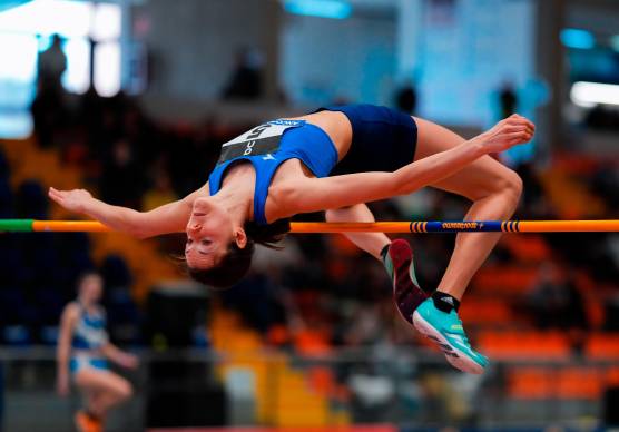 A sinistra una spettacolare immagine di Marta Morara agli Assoluti indoor di Ancona, a destra una rincorsa della 27enne imolese con la maglia azzurra
