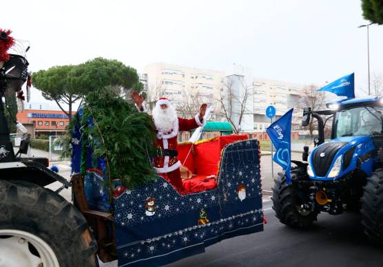 L’arrivo di Babbo Natale in trattore all’ospedale FOTO MMPH