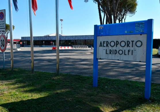 Forlì, “all’aeroporto niente taxi o navette serali, chi atterra dopo le 22 si sente abbandonato”
