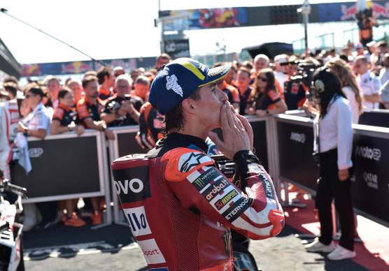 Marc Marquez manda baci al pubblico di Misano dopo la vittoria (Fini)