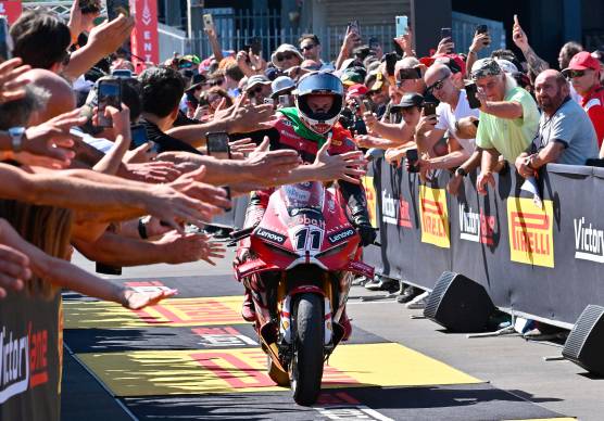 Superbike, l’inarrestabile Bulega cala il tris anche a Misano / VIDEO