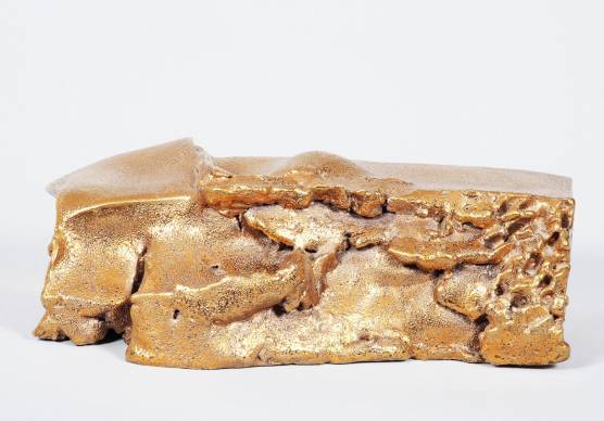 Carlo Zauli, Sfaldatura dorata (zolla), 1971, grès. Photo credit: Archivio Museo Carlo Zauli