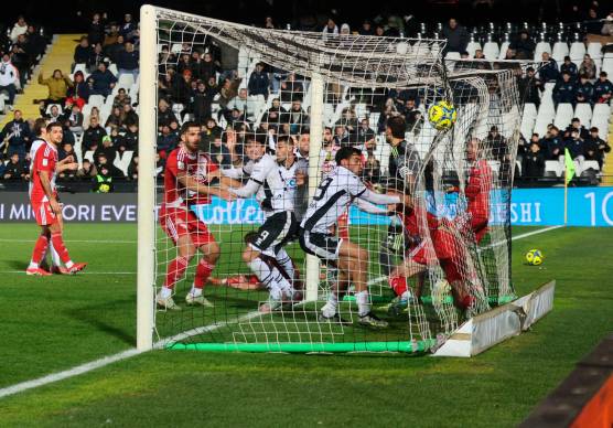 Gianluca Frabotta ha appena segnato il 3-2 sul Mantova: il Dino Manuzzi sta per esplodere (Zanotti)