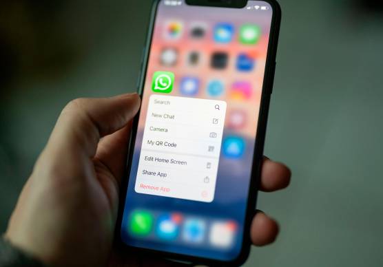 Controllo orario, ferie e timbratura via WhatsApp: così il digitale cambia il lavoro in azienda